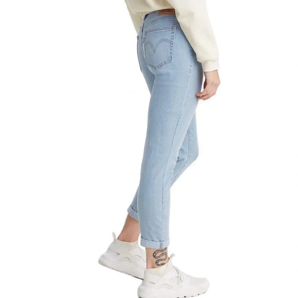 🌻NEW (w/tags) Levi's Light Wash Boyfriend Jeans Women's Size 4 or 27